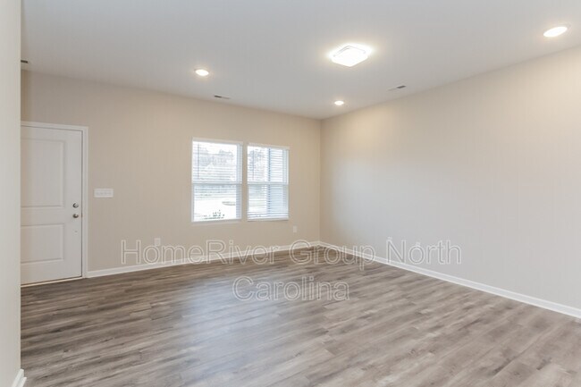 Foto del edificio - 4414 Mountain Island Dr