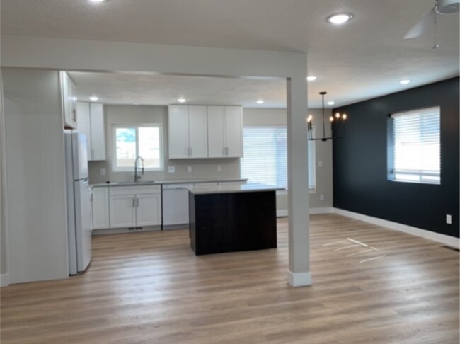 Foto del edificio - Beautifully Remodeled Cottonwood Heights H...