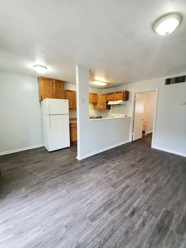 Building Photo - 505 Wayside Dr