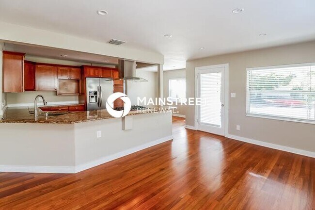 Building Photo - 2 Bedroom Pet-Friendly Home in St. Petersb...