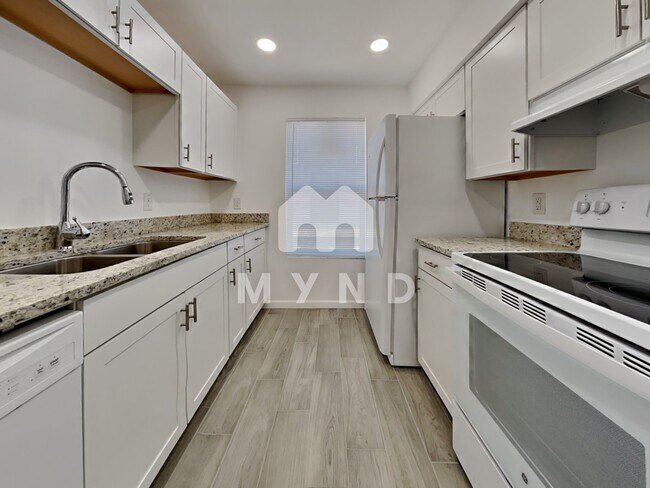 Building Photo - 6649 W Ocotillo Rd Apt 201