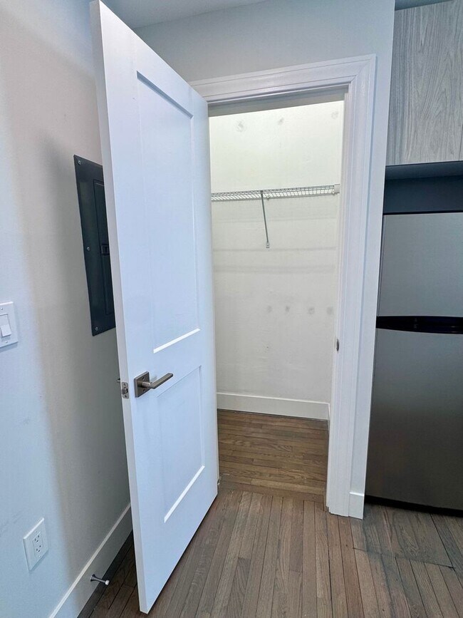 Foto del edificio - RENOVATED AND SUNNY STUDIO IN FENWAY WITH LAUNDRY IN-UNIT