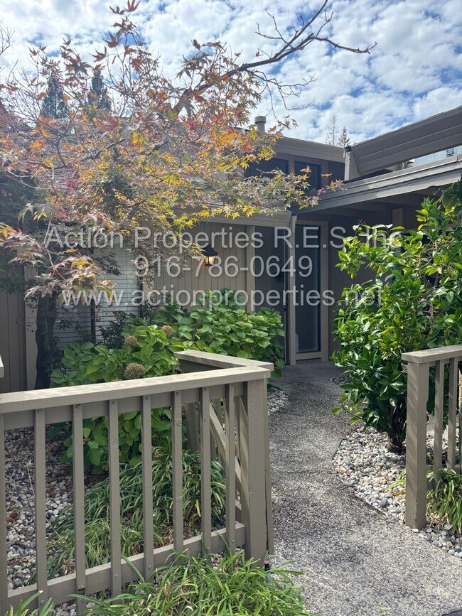 Foto del edificio - 5110 Village Oaks Dr