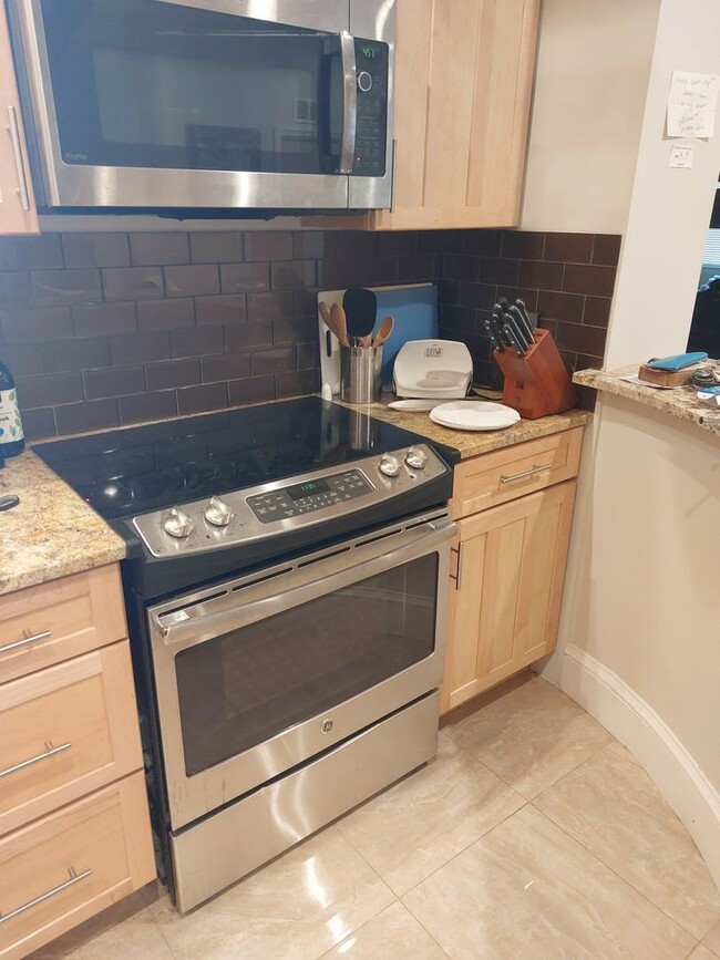 Building Photo - HOT ALLSTON LISTING!!!!
