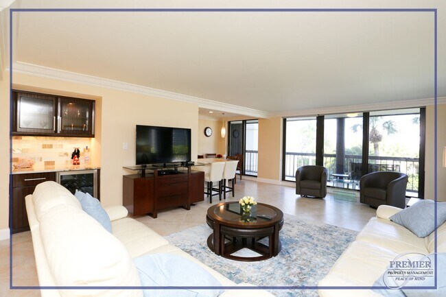 Foto del edificio - **PARK SHORE BEAUTY WALK TO VENETIAN VILLA...