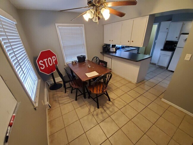 Foto del edificio - AVAILABLE JUNE - 7 Bed 3 Bath Tons of Space