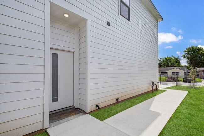 Foto del edificio - Two Story Duplex!
