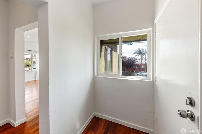 Building Photo - 902 40th St