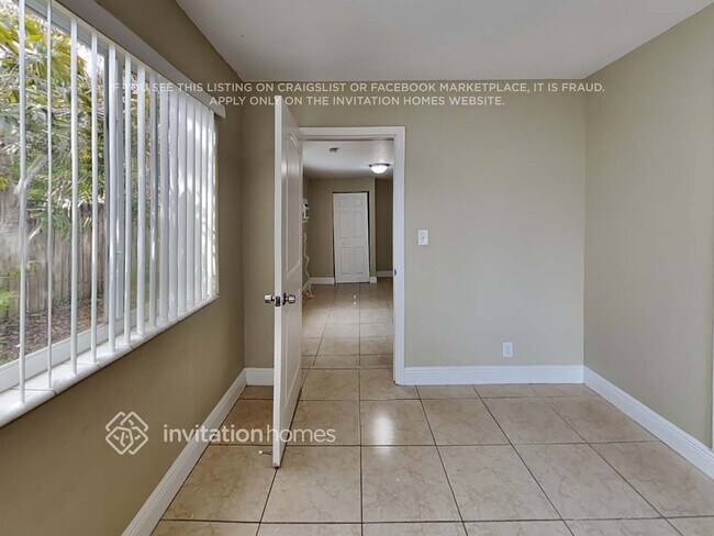 Foto del edificio - 2021 SW 64th Ave