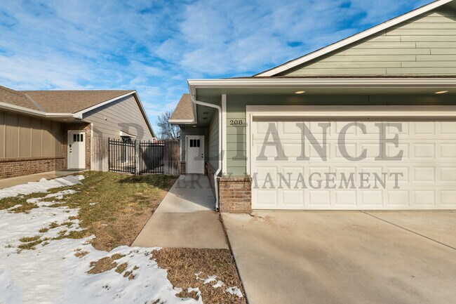 Foto del edificio - 212 W May St