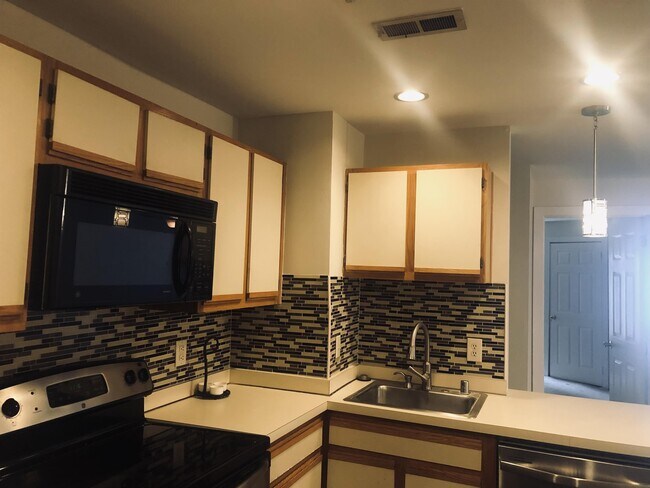 Foto del edificio - 1025 N Madison St