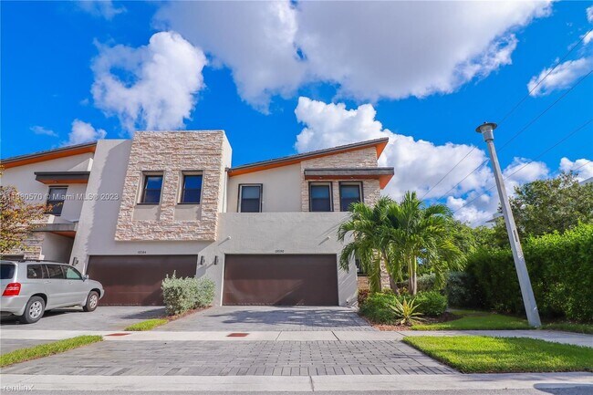 Foto del edificio - 3 br, 2.5 bath Townhome - 10590 NW 78th Te...