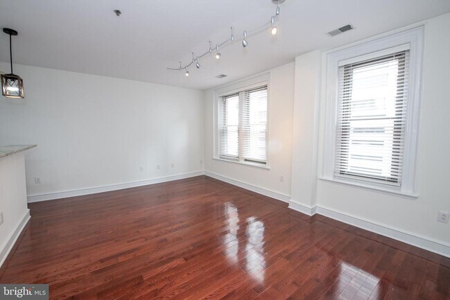 Building Photo - 1811-19 Chestnut St
