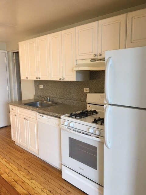 Kitchen - 959 W Webster Ave