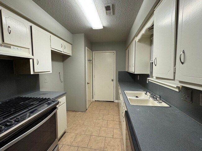 Foto del edificio - 3 bed 1 bath 2 car garage