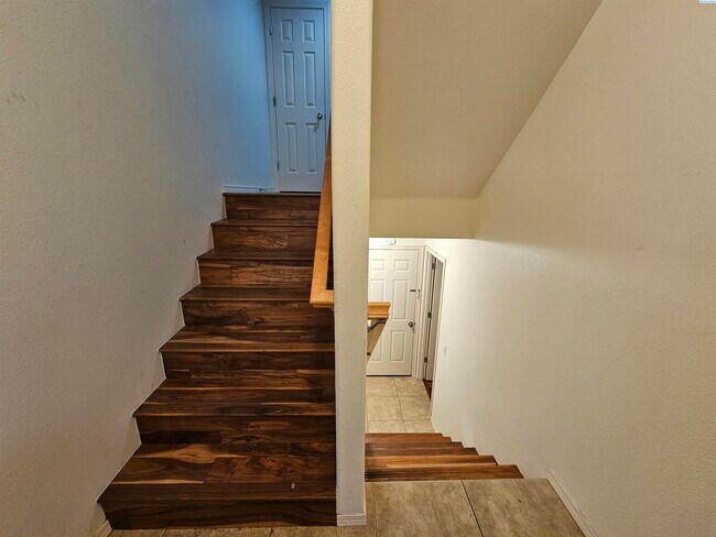 Building Photo - Spacious West Pasco Townhouse, Pets Welcome!