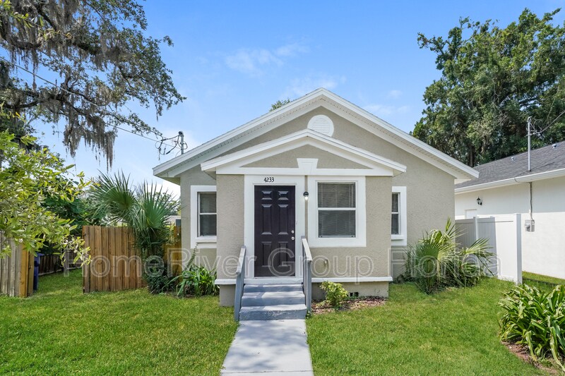 Primary Photo - 4233 E Cayuga St