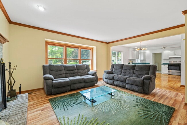 Building Photo - 630 Maple Ct