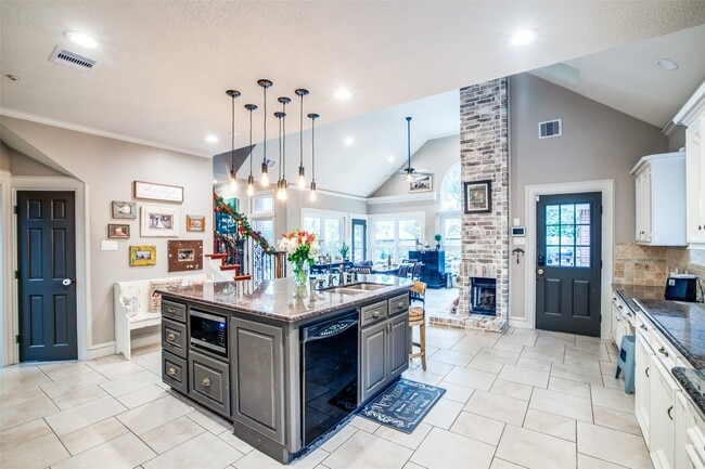 Building Photo - 7 Deer Lake Ct