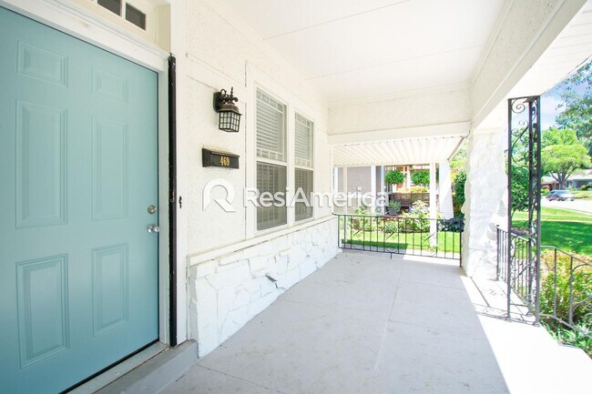 Building Photo - Beautiful 3/3 Craftsman in a Great Midtown...