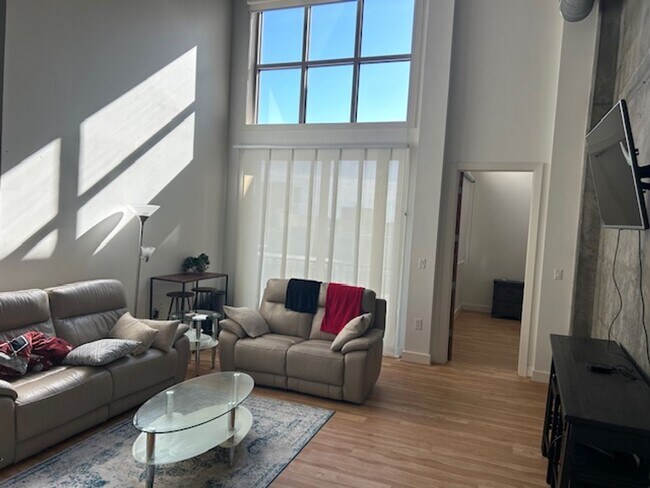 Foto del edificio - Fully Furnished, Awesome 1 Bedroom 1.5 Bath Condo in Excellent Location