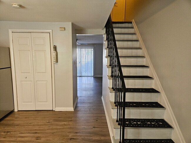 Foto del edificio - 1951 Dutch Village Dr