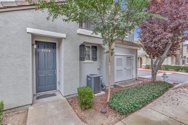 Building Photo - 2 bed 2 bath Condo!!