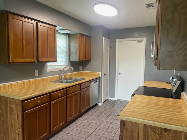 Building Photo - 210 Tara Plantation Dr