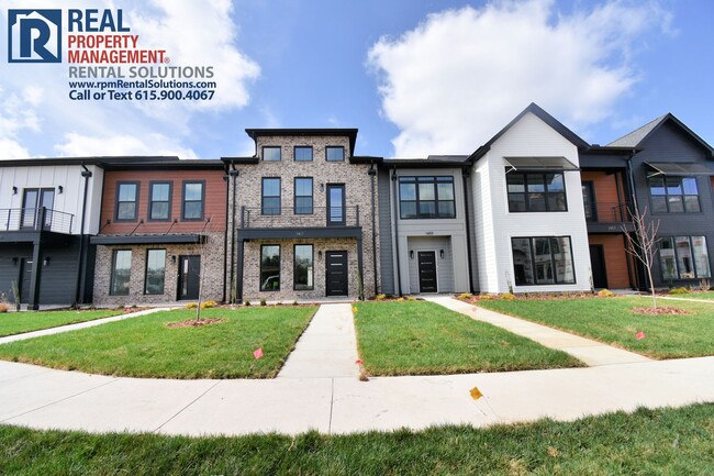 Building Photo - Amazing 3 Bedroom Townhome in the heart of...