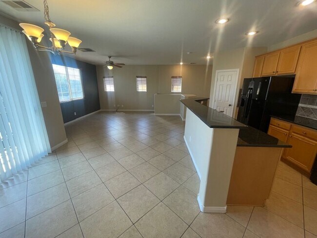 Foto del edificio - Upgraded 2 Bedroom Condo W/ 1 Car Garage N...