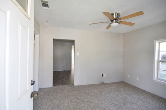 Building Photo - Remodeled 2-1-1 in White Settlement!