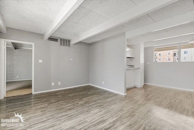 Building Photo - Beautifully Renovated 2Bdm 2Ba Apartment in Phoenix - MI Special