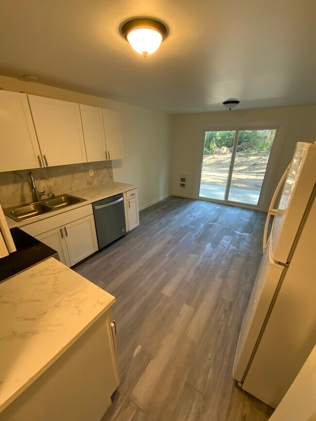 Foto del edificio - AVAILABLE NOW!!!!! West Olympia 2bdr 1.5bath Townhome w/ garage & parking