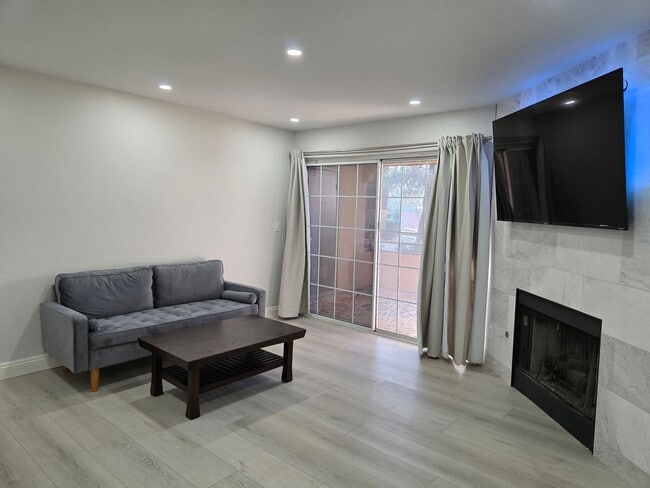 Foto del edificio - Immaculate Guard-Gated First-Floor Condo!