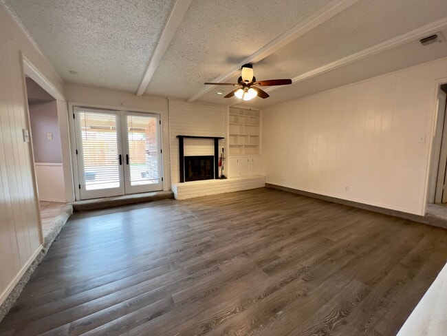 Building Photo - PRE-LEASING FOR JUNE: Great 3/2/2 in North...
