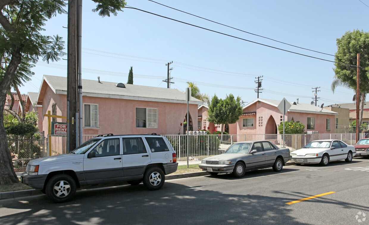 Foto del edificio - 2738-2744 E 58th St