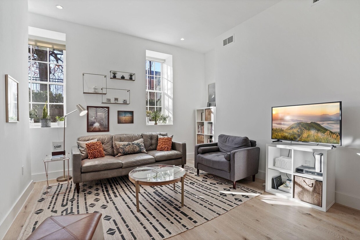 Primary Photo - 1324 E St