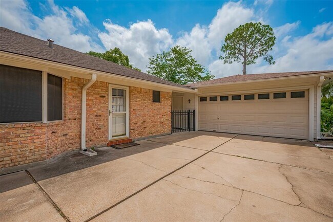 Building Photo - 15222 Torry Pines Rd