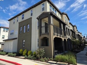 Building Photo - 902 Loyola Ln