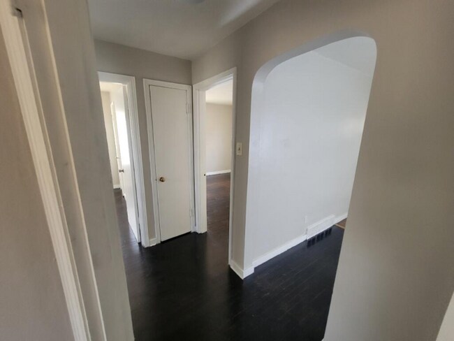 Building Photo - 212 S Barat Ave