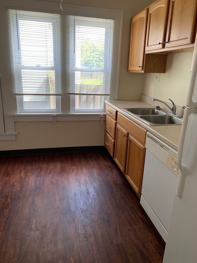 Building Photo - 205 E Broadway Ave