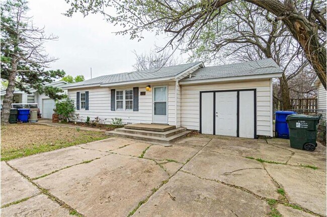 Building Photo - 912 N Cockrel Ave