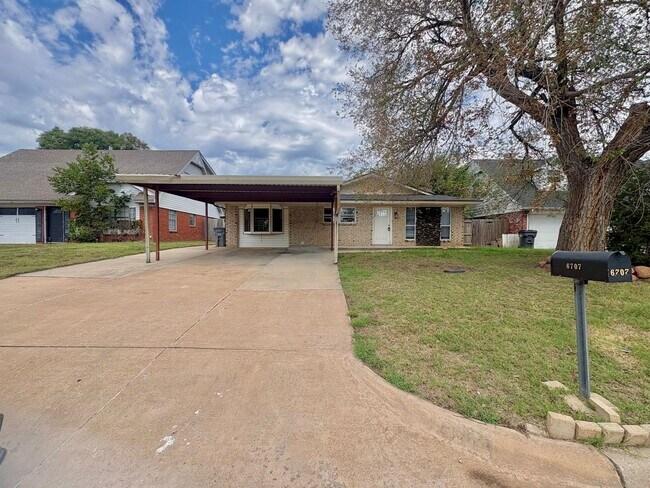 Foto del edificio - Spacious 4 Bedroom, 2 Bathroom Home with L...