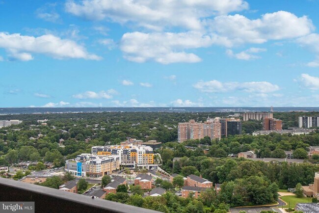 Foto del edificio - 3705 S George Mason Dr