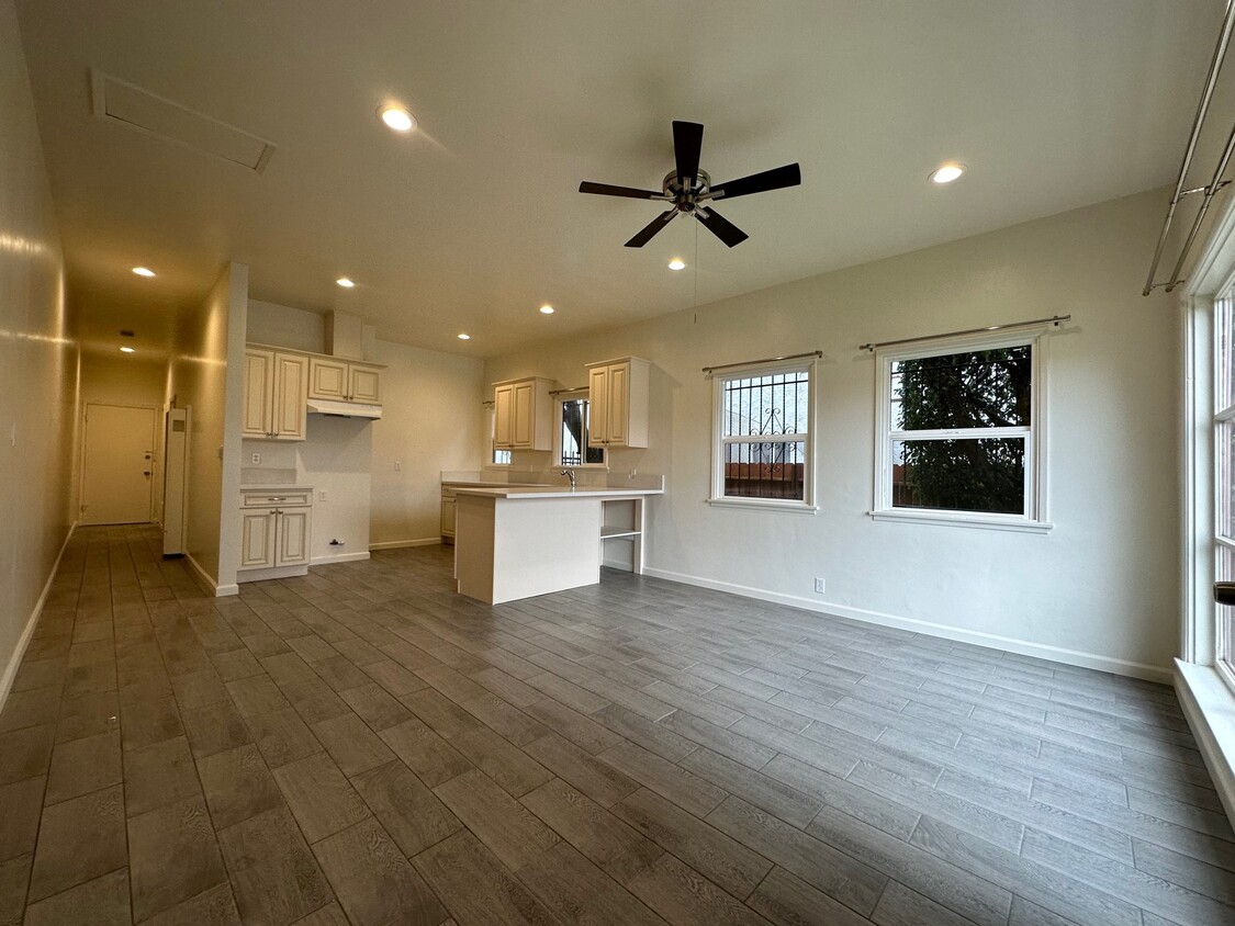 kitchen/dining - 1038 W 84th Pl