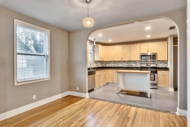 Building Photo - 907 Chicon St