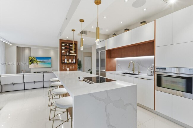 Foto del edificio - 3500 Mystic Pointe Dr