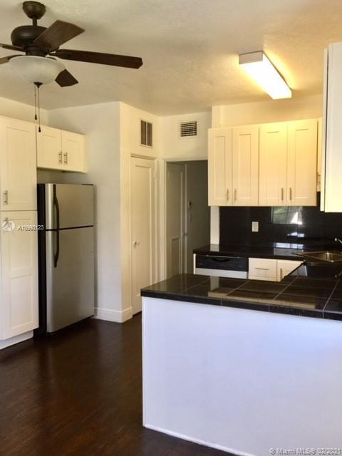 Foto del edificio - 8819 Harding Ave