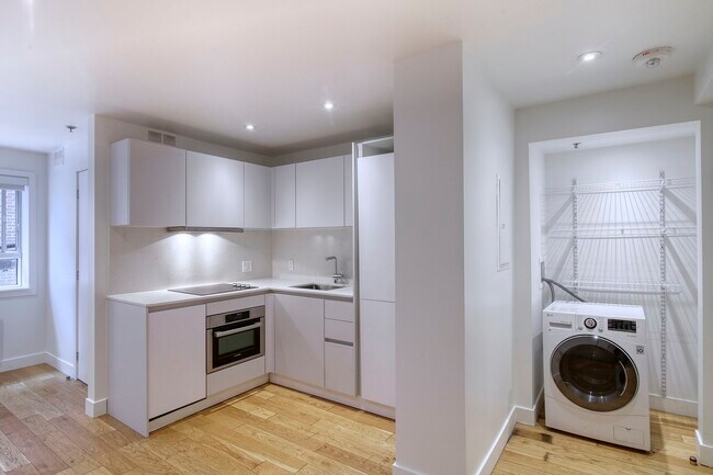 Building Photo - 25 Av des Pins O