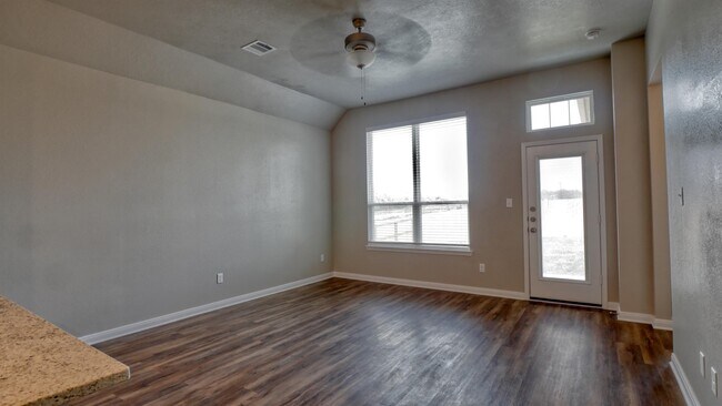 Foto del edificio - 2222 John Ross Ct